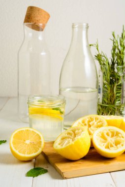 Sıkılmış limon, su, nane ve hazır limonata