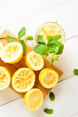 Gemide nane ve sıkılmış limon limonata