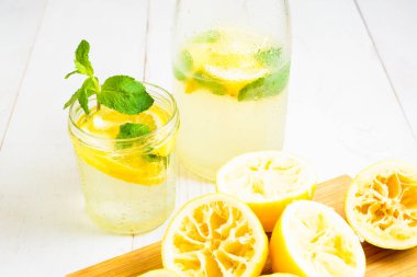 Şişe ve sıkılmış limon ile hazır limonata