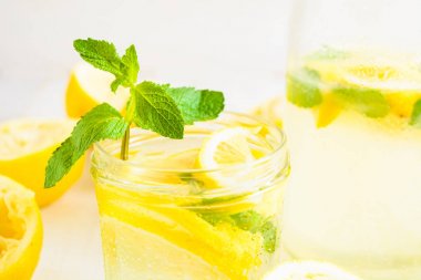Nane kavanoza ev yapımı limonata