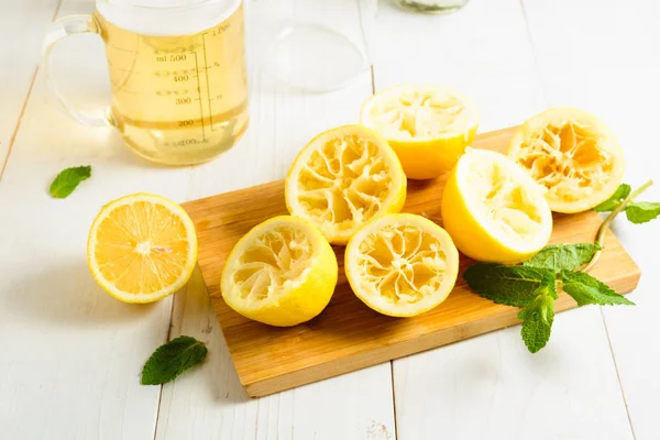 Meremas lemon, sirup dan mint — Stok Foto