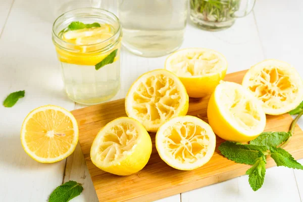 Выжатые лимоны, мята и готовый лимонад — стоковое фото