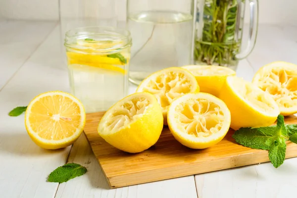 Выжатые лимоны, мята и готовый лимонад — стоковое фото
