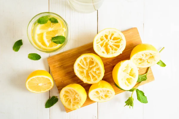 Limun dengan mint dan meremas lemon di papan — Stok Foto