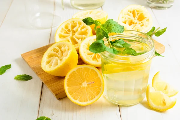 Лимонад с мятой и лимонами на борту — стоковое фото