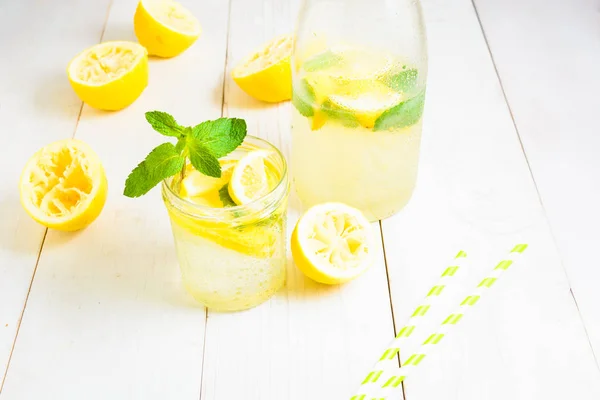 Sebotol limun dan limun dalam botol dihiasi dengan mint — Stok Foto