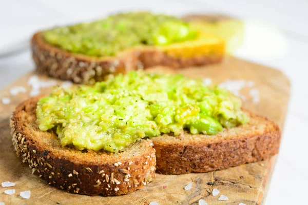 Kepekli ekmek üzerinde baharatlar ile sağlıklı avokado tost — Stok fotoğraf