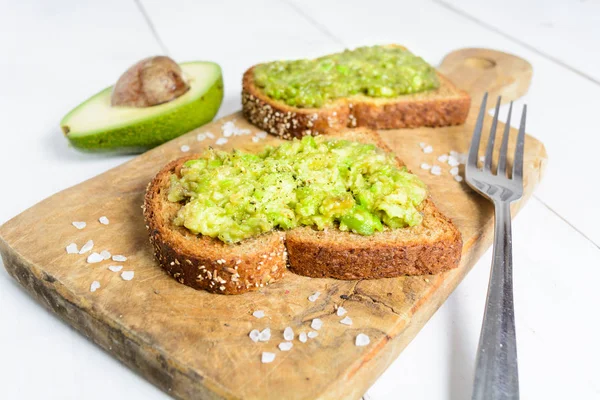 Kepekli ekmek çatal ile baharat ile sağlıklı avokado tost — Stok fotoğraf