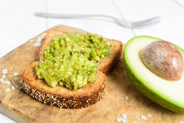 Kepekli ekmek gemide avokado tost