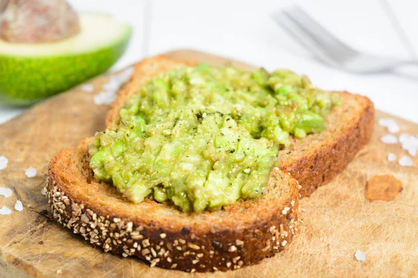 Kepekli ekmek gemide avokado tost