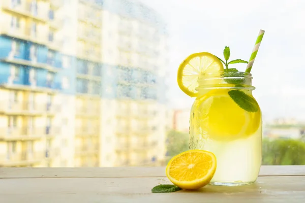 Домашний лимонад на фоне города — стоковое фото