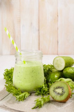 Salatalık, kivi, salata ile kavanoza sağlıklı yeşil smoothie 