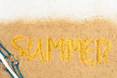 'Yaz' beyaz tahta üzerinde geri kabukları ile kum üzerinde yazılı kelime