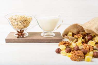 Kuruyemiş, yulaf gevreği ve süt malzemelerle 