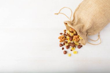 Kuru Meyve ve fındık üzerinde beyaz ahşap backgr malzeme paket