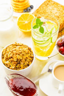 Detoks su ve kahve ile kahvaltıda granola