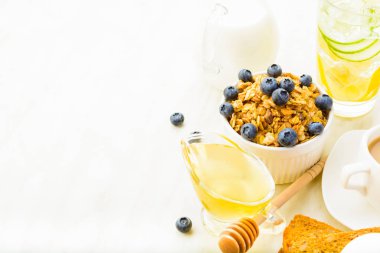 Bal, süt ve yabanmersini gibi Detoks su ile kahvaltı ile müsli