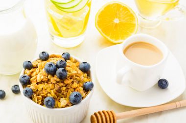 Odaya Servis Kahvaltı Detoks temiz su, granola, tatlım, kahve ile