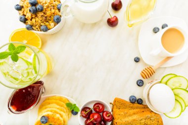Gıda çerçeve Detoks su, granola, kahve ile sağlıklı kahvaltı