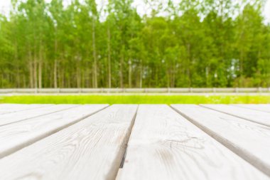 Sokağın ortasında ahşap masa dışarıda doğası ve yol Manzaralı