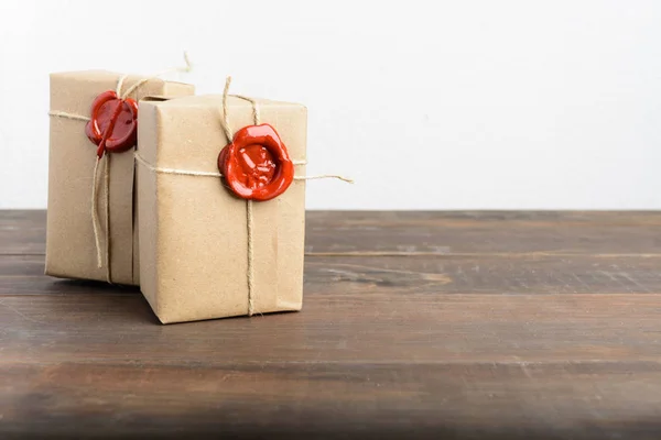 Duas parcelas embrulhadas em papel artesanal e corda e cera de vedação vermelha — Fotografia de Stock