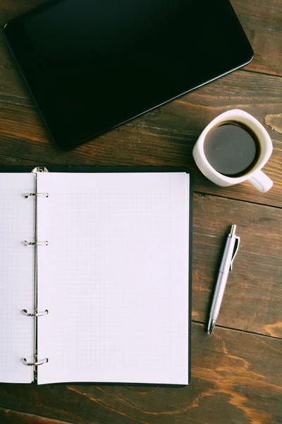 Concepto de hombre de negocios con cuaderno, café y bloc de notas en marrón —  Fotos de Stock