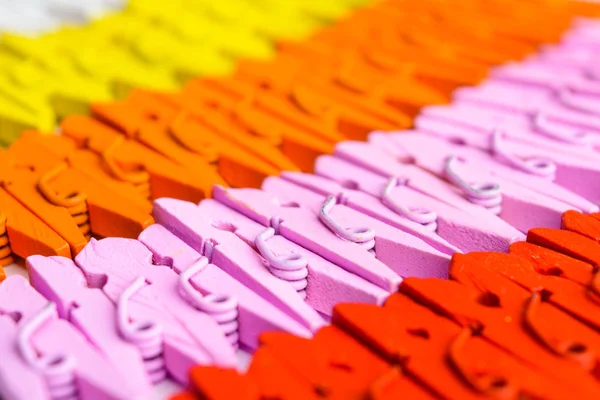 Fondo de pequeñas clavijas de madera de colores líneas —  Fotos de Stock