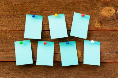 Kahverengi ahşap backgro mavi boş çıkartmaları ile haftalık zamanlama