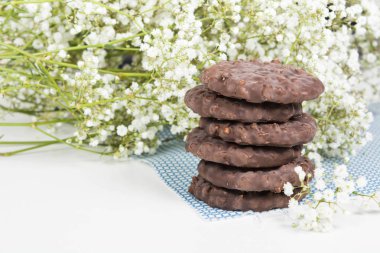 Beyaz arka plan üzerinde doku yığında tanımlama bilgileri 