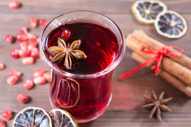 Nar İçecek anason ve tarçın ile