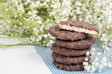 Beyaz arka plan üzerinde doku yığında tanımlama bilgileri 