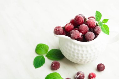 Taze nane ile beyaz sos tava içinde donmuş kızılcık