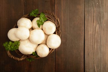 Havai görünümü sepeti champignon ve yeşillik ile