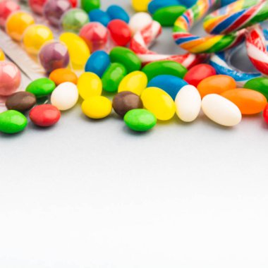 Şekerler gri arka plan üzerinde