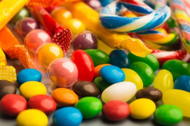 Seçici odak ön planda gri zemin üzerine şeker