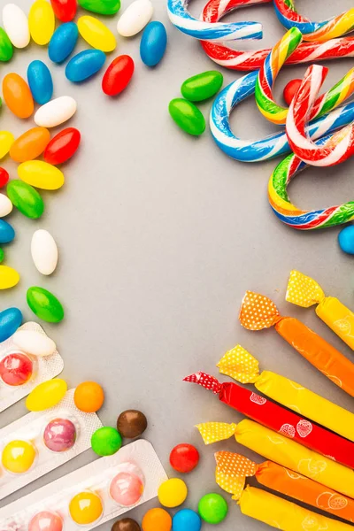 Şekerler gri arka plan üzerinde 