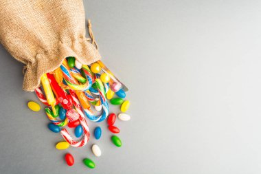 Şeker paketi gri arka plan üzerinde havai görünümü