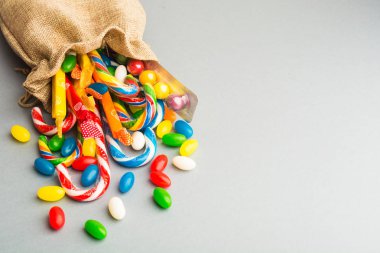 Paket gri arka plan üzerinde pek çok şekerler