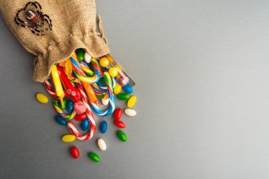 Paket örümcek dekorasyonu ile renkli şekerler