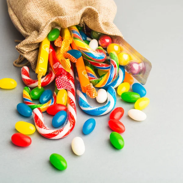 Gri arka plan üzerinde farklı şeker paketi