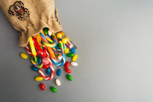 Paket örümcek dekorasyonu ile renkli şekerler