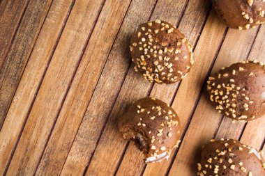 Krema ve fındık ile çikolata tatlılar