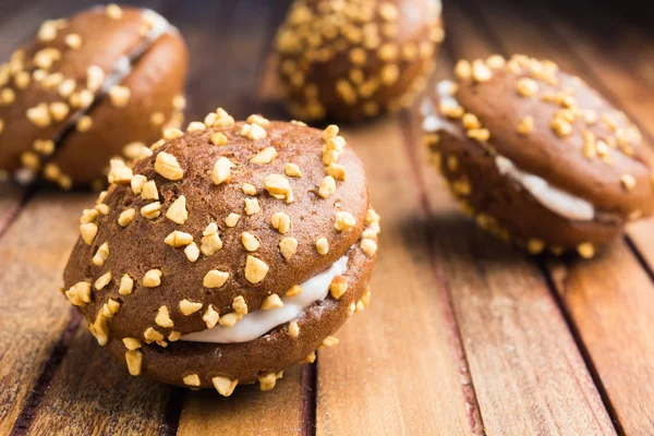 Biscoitos de chocolate com chantilly e nozes — Fotografia de Stock