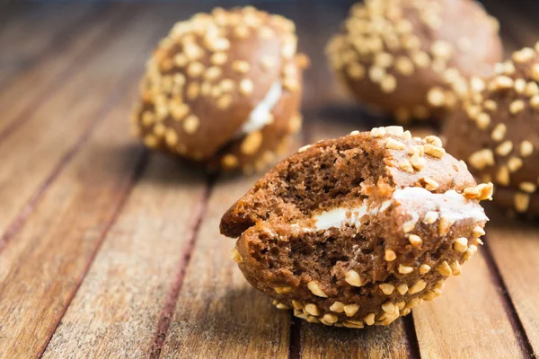 Шоколадное печенье со взбитыми сливками и орехами — стоковое фото