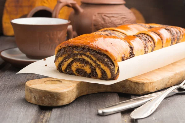 Ahşap tahta üzerinde haşhaş rulo