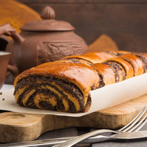 Ahşap tahta üzerinde haşhaş rulo