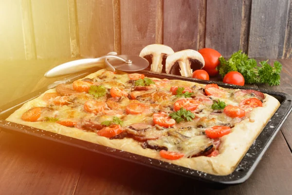 Pizza evde bazı maddeler ve woode üzerinde özel bıçak