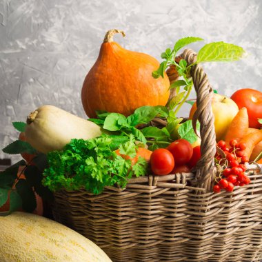 Sonbahar konsepti ile sebze ve meyve hasır sepet