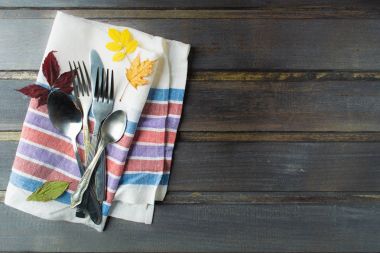 Doku üzerinde ahşap masa üzerinde yemek için hazır hizmet çatal bıçak takımı