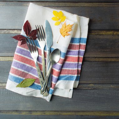 Tablo sonbahar için basit Şükran günü yemeği üzerinde ahşap ta hizmet veren